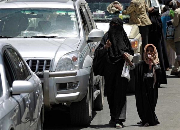 الحوثيون يفرضون رسوماً على مواقف السيارات والباعة المتجولين بصنعاء