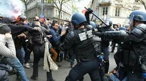 شرطة فرنسا تطلق الغاز المسيل للدموع في احتجاجات وإضرابات ضد ماكرون