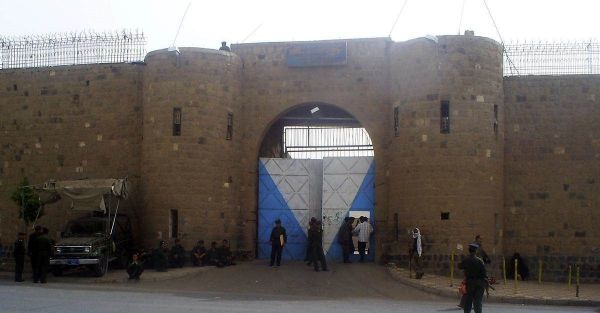المليشيات تفرج عن سجناء من "المركزي" بصنعاء وتضمهم الى صفوف مقاتليها