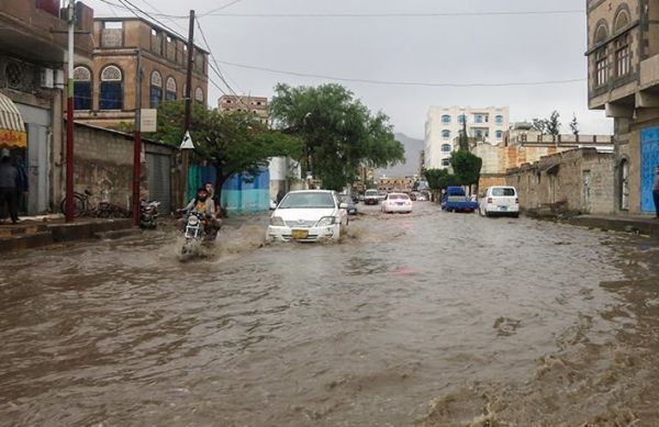 وسط تجاهل الحوثيين.. الأمطار تغرق عددا من المحلات التجارية وسط العاصمة صنعاء