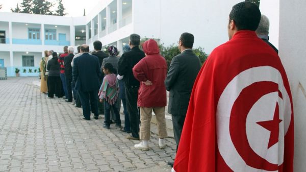 التونسيون يصوتون في أول انتخابات حرة وسط مصاعب اقتصادية