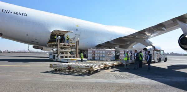 الصحة العالمية تعلن وصول إمدادات طبية إلى مطار صنعاء