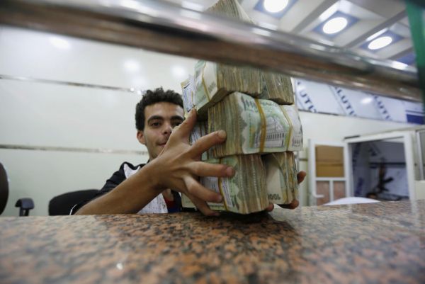 خبير إقتصادي: الحوثيون يستغلون الحرب للإمتناع عن دفع مرتبات الموظفين