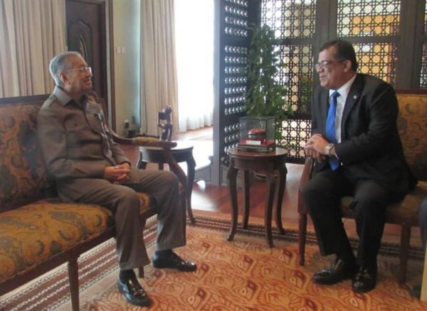 خلال لقاءه السفير باحميد.. مهاتير محمد يؤكد دعم ماليزيا لجهود السلام في اليمن