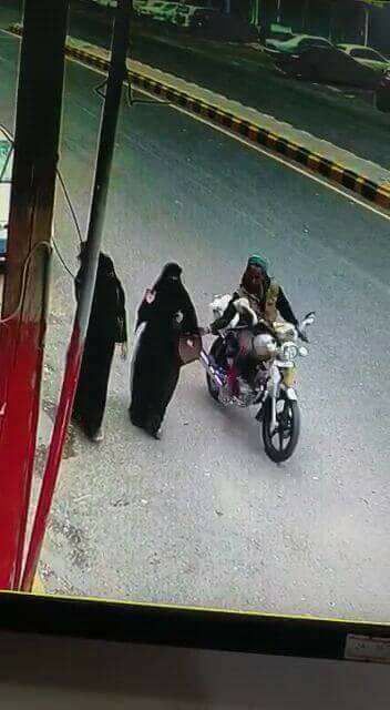 شاهد سائق دراجة نارية يقوم بسرقة شنطة امرأة وسط العاصمة صنعاء "فيديو"
