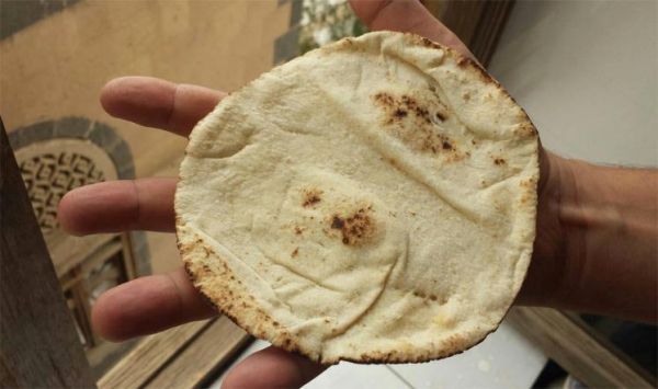 في صنعاء.. رغيف الخبز يتقلص والمواطنون يشكون ارتفاع الأسعار