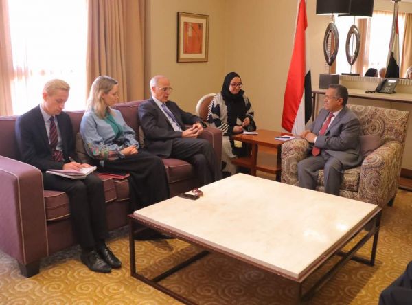 خلال لقاءه السفير البريطاني.. بن دغر يطالب بإطلاق سراح "قحطان" ورفاقه المختطفين في سجون الحوثيين