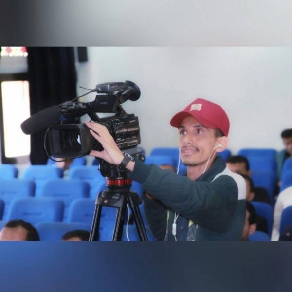 مليشيات الحوثي تختطف الصحفي "عباد"بنقطة تفتيش جنوب تعز