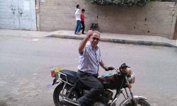 انقطاع المرتبات تدفع أكاديميا بجامعة صنعاء للعمل في قيادة دراجة نارية (صورة)