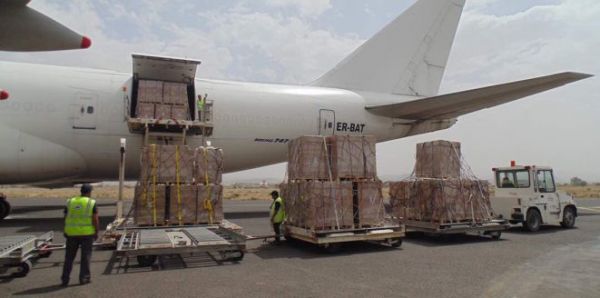 أطنان من المواد الإغاثية في مطار صنعاء.. ولا مواد توزع للسكان