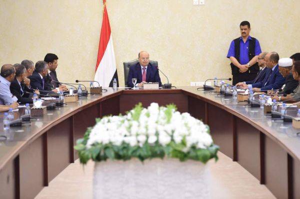 الرئيس هادي يوجه بتشكيل مجلس اقتصادي مع الحكومة والغرفة التجارية