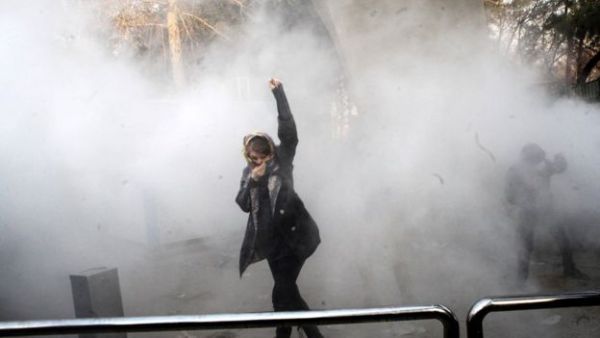 احتجاجات عارمة بمختلف المدن الإيرانية.. متظاهرون يهاجمون حوزة شيعية قرب طهران