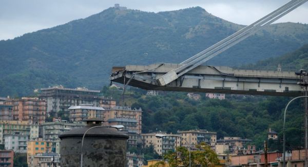 ارتفاع ضحايا انهيار جسر بإيطاليا الى 35 شخصاً