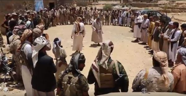 صنعاء: مشائخ ووجهاء مديرية أرحب يسيّرون قافلة غذائية لأبطال الجيش بجبهة نهم (فيديو)