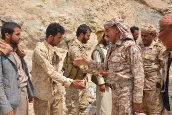 قائد المنطقة السابعة يتفقد المقاتلين بجبهات نهم والمركز التدريبي شرقي صنعاء