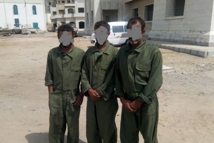 خفر السواحل اليمنية تتسلم من البحرية الأمريكية ثلاثة مهربين أسلحة
