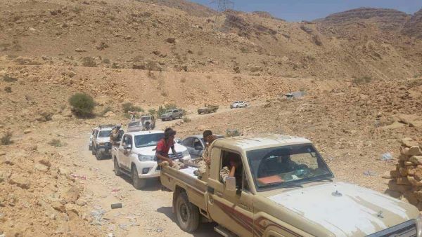 أبناء عدن يسيّرون قافلة غذائية لقوات الجيش الوطني في جبهة نهم شرقي صنعاء