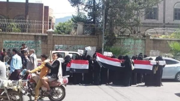 مليشيات الحوثي تعتدي على تظاهرة نسائية بصنعاء وتختطف العشرات