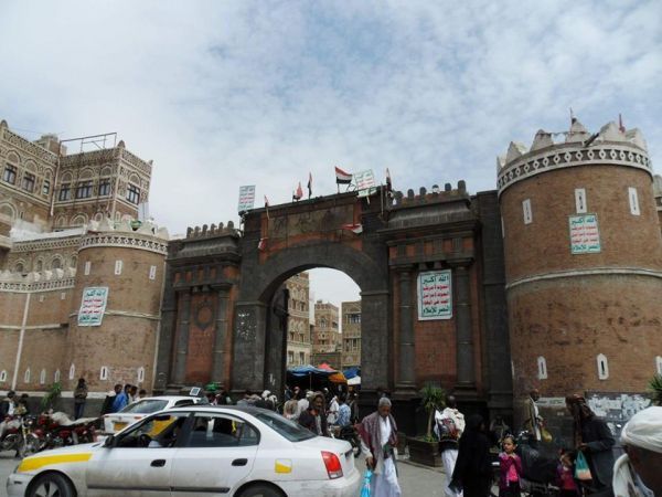 في ذكرى المولد.. الحوثيون يحولون مسجداً إلى "مجلس قات" و "الغاز" مقابل الحضور
