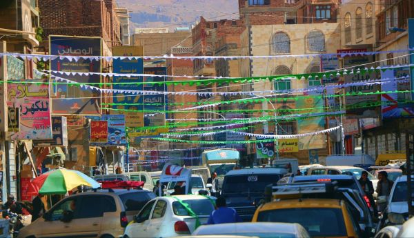 احتفالات الحوثي تشل الحركة في صنعاء وتجبر المحلات التجارية على الإغلاق "صور"