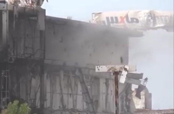 مليشيا الحوثي تقصف مركز تجاري بالحديدة وتدمره بالكامل