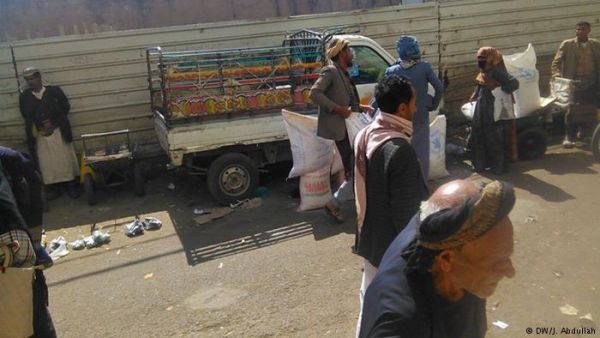 قناة DW الألمانية ترصد بيع المساعدات الإغاثية في أسواق صنعاء (صور)