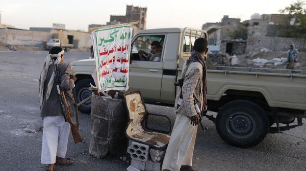 صراخ ينسف شعاراتهم.. الحوثيون يطلبون المساعدة من أمريكا لإنقاذهم من الإنهيار
