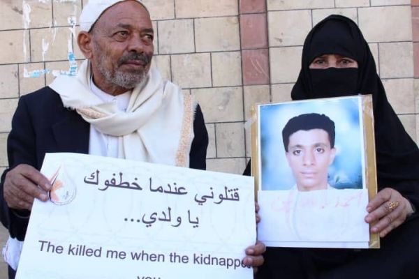 في وقفة احتجاجية.. أمهات المختطفين تستنكر وفاة المختطف "اللحجي" في سجون الحوثيين