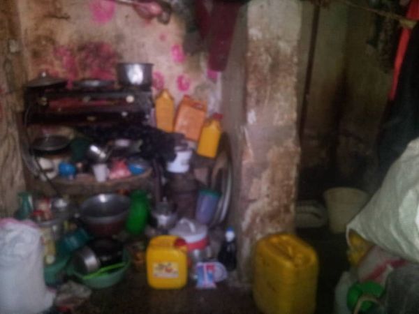 الفاقة تدفع عشرات الأسر للسكن في "دكاكين" صغيرة بصنعاء