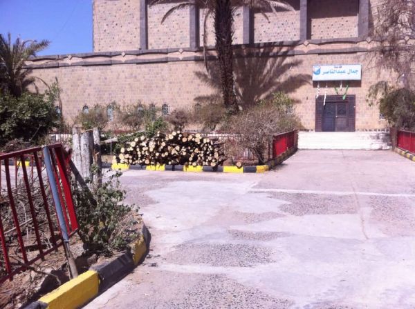 مليشيا الحوثي تحتطب أشجار الزينة في جامعة صنعاء القديمة (صور)