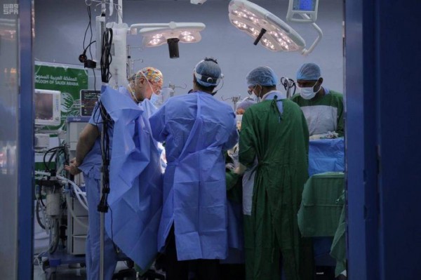 مركز الملك سلمان ينهي إجراء 99 عملية قلب مفتوح بالمكلا
