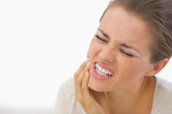علاجات طبيعية فعالة لتسكين آلام الأسنان