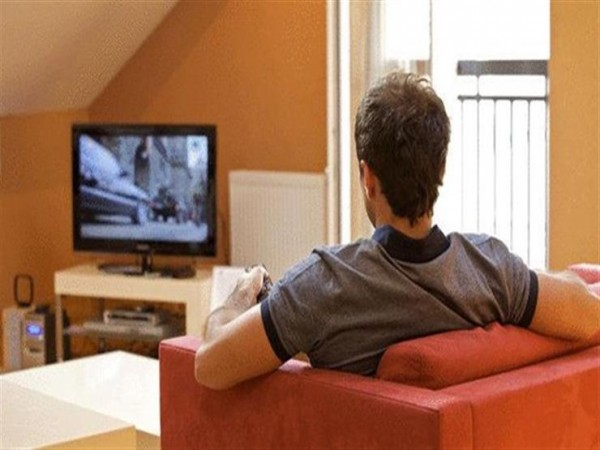 دراسة : مشاهدة التلفاز سبب لسرطان الأمعاء