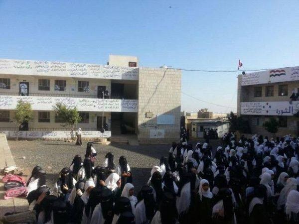طرد عناصر حوثية من إحدى مدارس صنعاء.. وغضب طلابي يشتعل