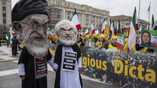 مئات المعارضين الايرانيين يتظاهرون بواشنطن للمطالبة بـ«تغيير النظام»