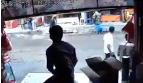 بالفيديو: مسلح يقتل جيرانه بصنعاء ويتجول بحرية في مسرح الجريمة