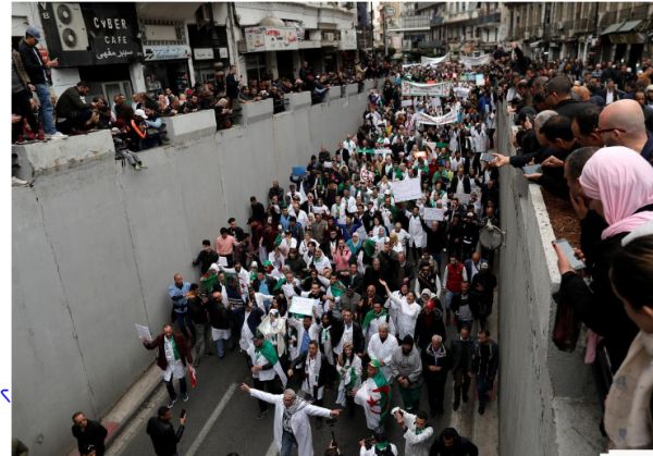 الآلاف يواصلون التظاهر في الجزائر ومطالبات بتحييد الجيش