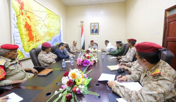 وزير الدفاع يشدد على تعاون وتنسيق الأجهزة الأمنية والعسكرية بمارب