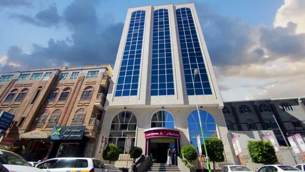 ميليشيا الحوثي تفرض موظفين في حسابات مستشفى أهلي بصنعاء