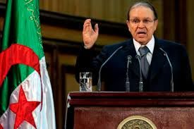 الرئيس الجزائري يقدم استقالته بعد مطالبات شعبية برحيله