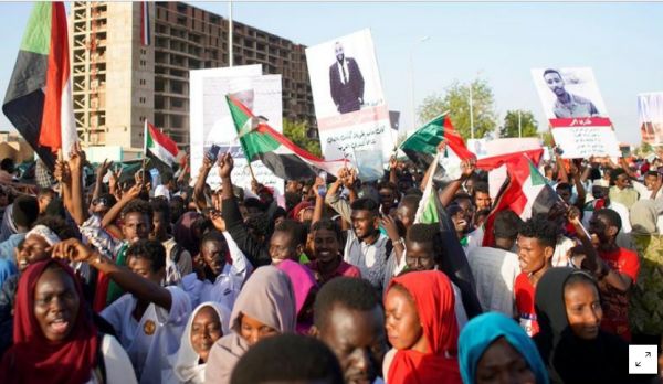 المحتجون السودانيون يتمسكون بمطالب الانتقال للحكم المدني