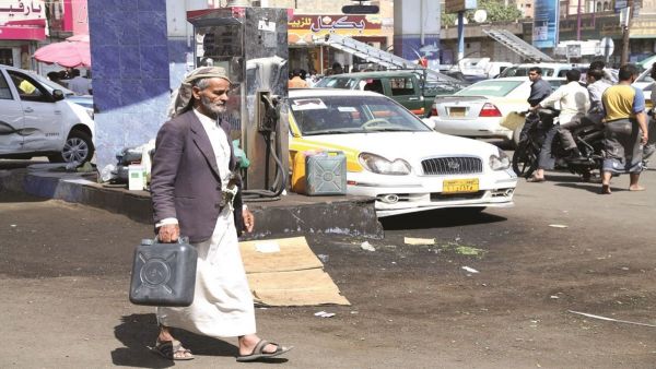 الحوثيون يهاجمون الساخطون على أزمة المشتقات وينعتوهم بـ"العملاء"