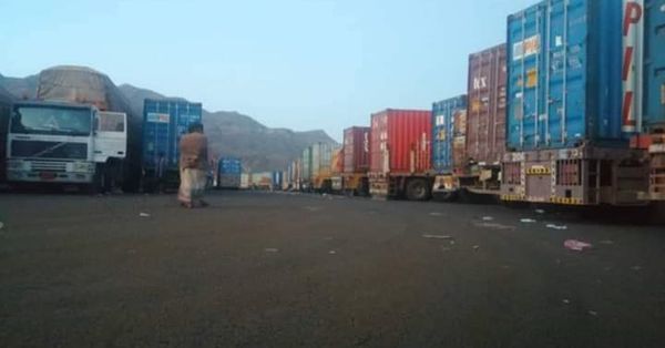 الحكومة اليمنية تدين احتجاز المليشيا لـ 20 شاحنة إغاثية ونفطية في إب