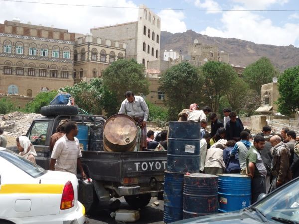 لماذا ترفض ميليشيا الحوثي إجراءات الحكومة لإنهاء أزمة المشتقات؟ (تقرير خاص)