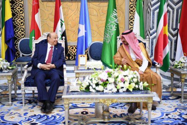 الرئيس هادي يصل مكة المكرمة للمشاركة في أعمال القمتين العربية والاسلامية