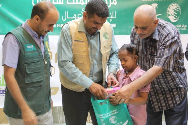 مركز الملك سلمان يدشن من عدن مشروع كسوة وهدايا العيد