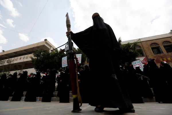 تقرير حقوقي يوثق: نساء معتقلات في سجون الحوثي ويتعرضن للتعذيب