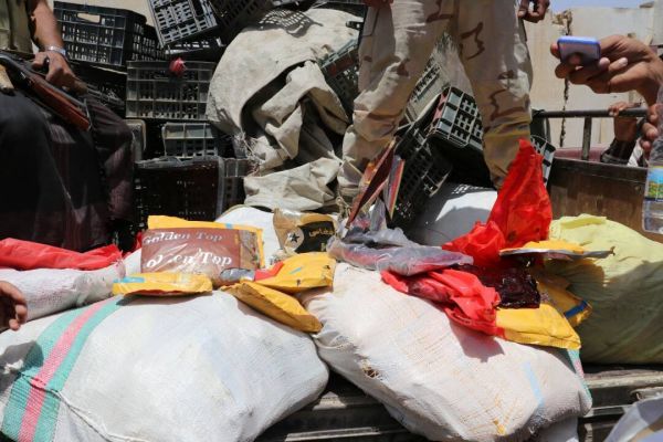 انتشار مخيف بإشراف الحوثيين.. المخدرات تباع في بقالات صنعاء