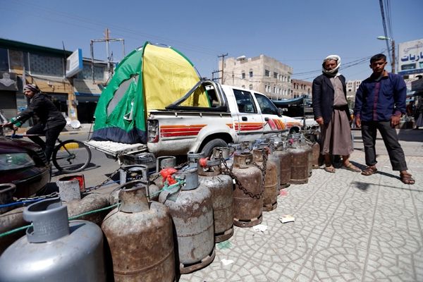 صنعاء.. استمرار أزمة الغاز المنزلي والمليشيات تقر جرعة جديدة