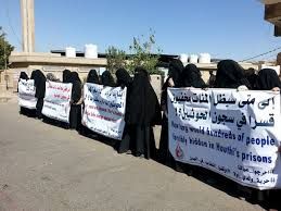 ميليشيا الحوثي تلبس 400 مختطف زيا عسكريا وتضعهم كدروع بشرية